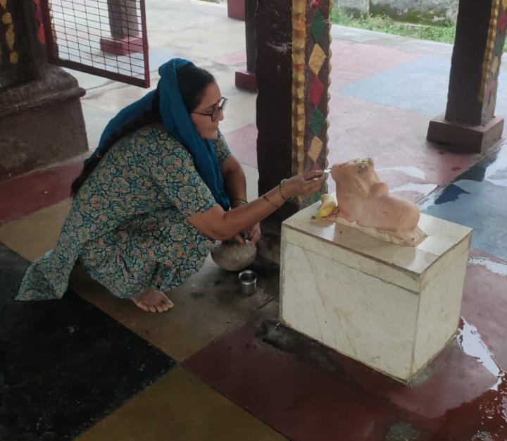 Singrauli में नंदी की मूर्ति पी रही दूध, दूध-कटोरी और चम्मच लेकर मंदिर दौड़े श्रद्धालु