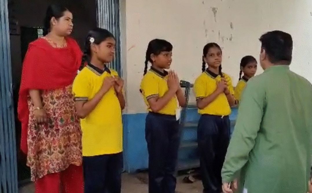 MP News: CM राइज स्कूल के प्रार्थना में गायत्री मंत्र पढ़ने से प्रिंसिपल को आया गुस्सा, बीच में ही प्रार्थना रुकवाकर सुनाई खरी-खोटी