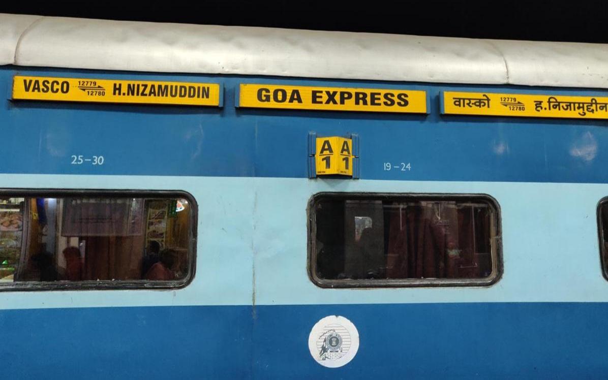 रेलवे ने कर दी बड़ी गलती 1:30 घंटा पहले छोड़ी Goa Express, मचा हड़कंप, फिर जो हुआ