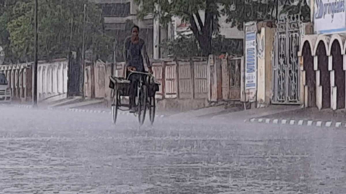 MP Weather News : मध्य प्रदेश वाले घर से निकलने पहले रैन कोट लेकर ही निकले में भारी बारिश का अलर्ट, जाने अपने जिले का हाल