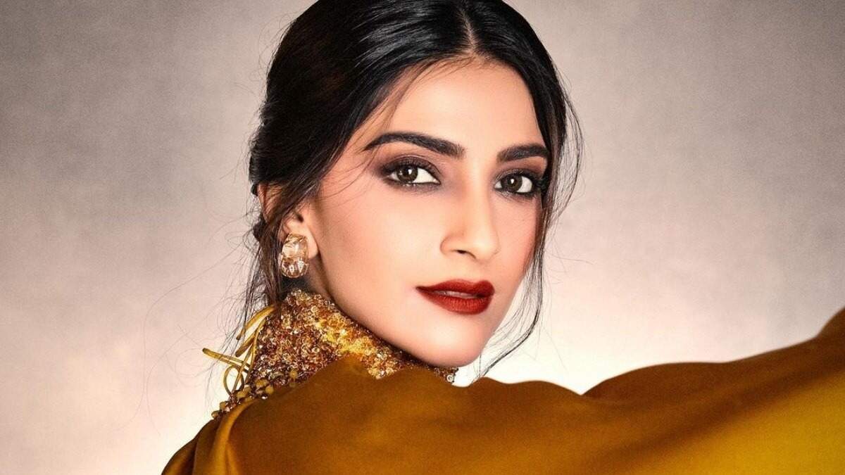 Guess Who : बच्चों के भीड़ में हैं आज के आपके चहेते स्टार्स, आज बॉलीवुड में है इनका अलग ही दबदबा, क्या आपने पहचाना ?