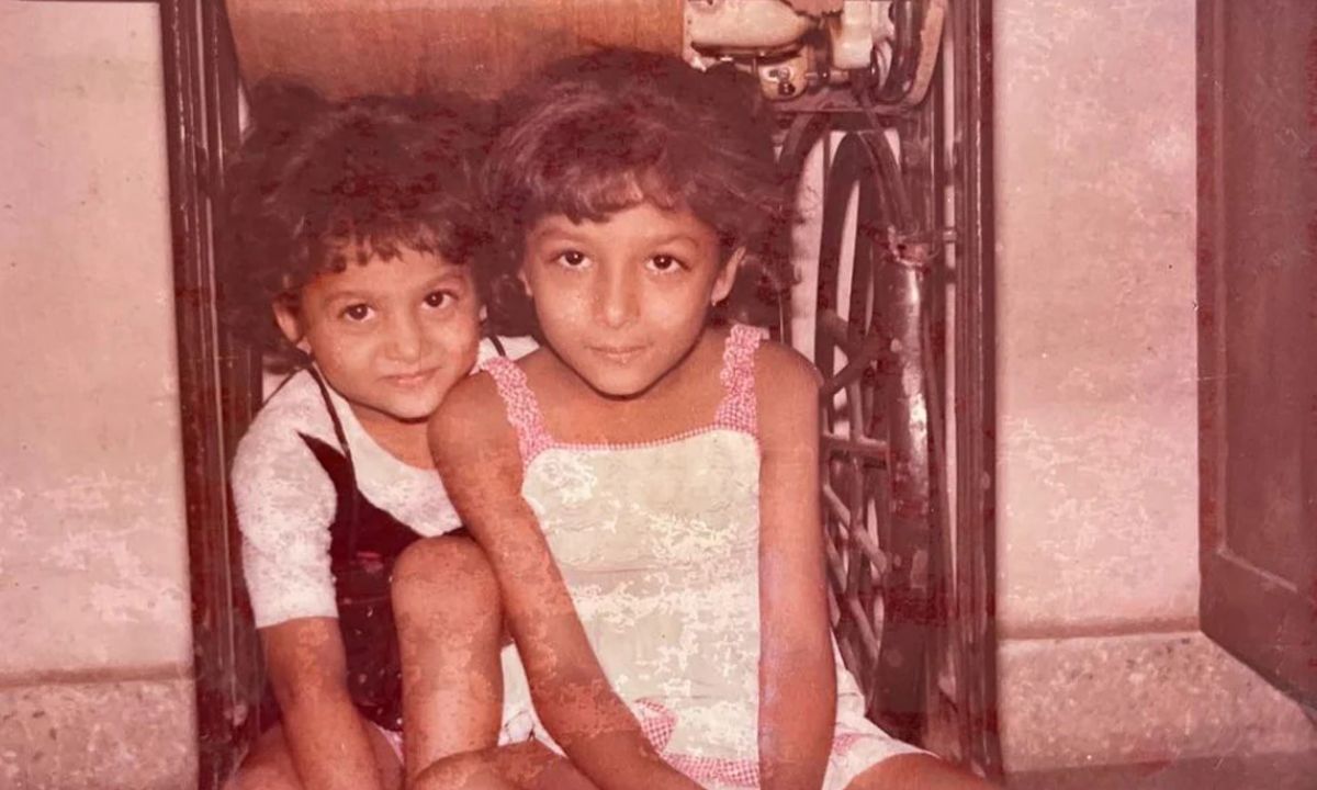 Guess Who : सिलाई मशीन के नीचे बैठी ये दोनों बहनों का बॉलीवुड में है बड़ा नाम, पहचाना क्या?