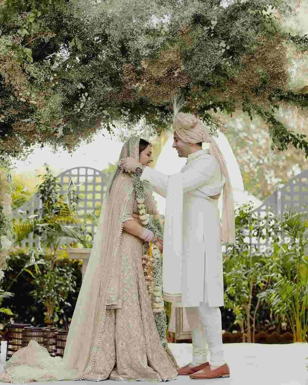 Parineeti Raghav Wedding Pics: जनम जनम के साथी बने आप नेता राघव चड्ढा और अभिनेत्री परिणीति चोपड़ा, देखें तस्वीरें