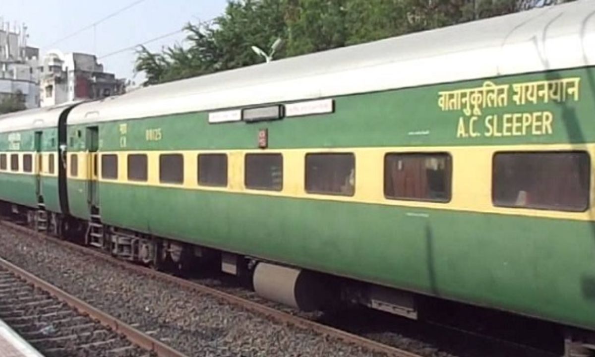 Garib Rath Express : गरीब रथ ट्रेन से परीक्षा देने जा रही थी लडकी, फिर ट्रेन में तैनात सफाईकर्मी की पडी बुरी नजर फिर