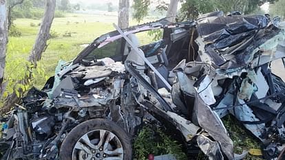 MP Big Accident: जन्मदिन की पार्टी मना कर लौट रही तेज रफ्तार एनोवा कार पेड़ से टकराई, 2 बड़े अधिकारियों समेत 5 की मौत
