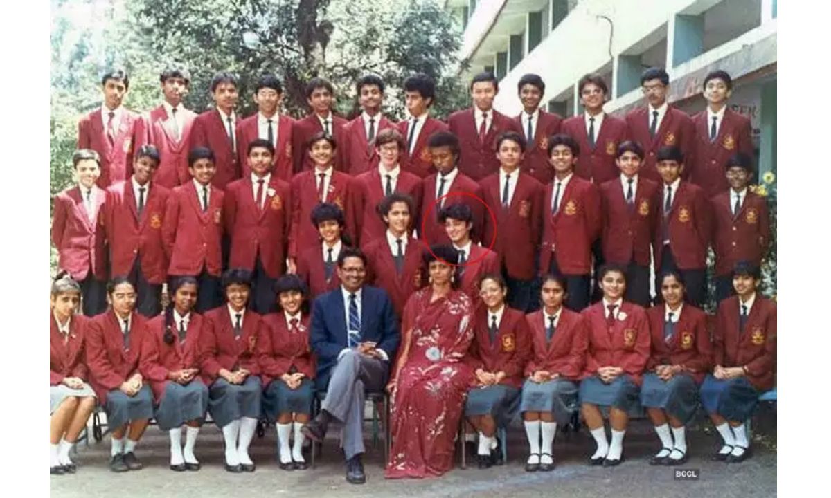 Bollywood heroines in school dress : परिणीति चोपड़ा से लेकर ​ट्विंकल खन्ना तक स्कूल ड्रेस में ऐसी दिखती थीं ये एक्ट्रेस, देखें तस्वीर