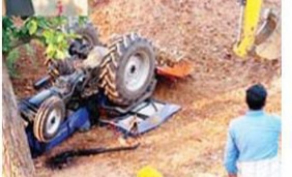 Singrauli Accident News : खेत जोताई के समय ट्रैक्टर चारो खाने चित्त, चालक की मौत