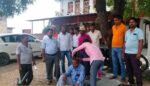 Singrauli News: भाजपा विधायक से खफा विक्रेताओं ने उनके घर के सामने सिर मुण्डन कराया