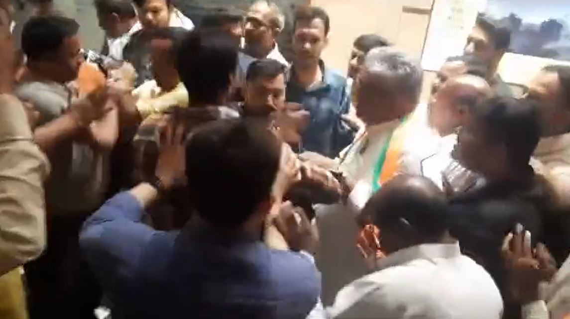 JABALPUR NEWS : अभिलाष पाण्डेय को टिकट देने से नाराज हुए कार्यकर्ता, बीजेपी कार्यालय में तोडफोड, केन्द्रीय मंत्री के हुयी धक्का मुक्की