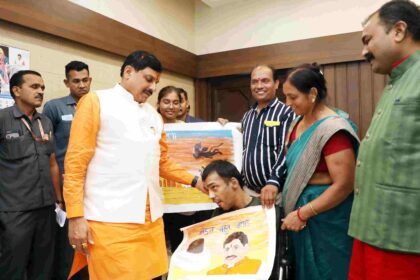 MP News : दिव्यांग आयुष ने पैर से CM मोहन यादव की बनाई पेंटिग, भेंट करने पहुँचा तो मुख्यमंत्री ने दिया बड़ा तोहफा