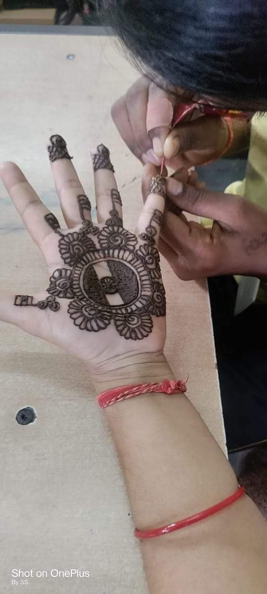 Mehndi Design 15 August : बालाघाट के इन बच्चियों की तरह आप भी अपने हाथों पर बनाएं सुंदर सी मेहंदी की डिजाइन, स्वतंत्रता दिवस पर लोग करेंगे तारीफ