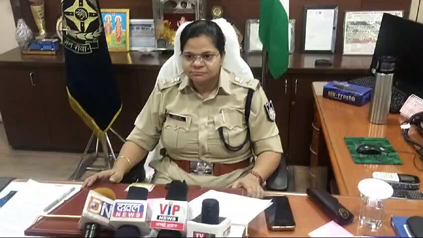 Singrauli News : सावधान! आपके घर भी आ सकते हैं दिनदहाड़े गहनों को लूटने वाले, SP निवेदिता गुप्ता ने बताया लुटेरे कैसे करते हैं लूट