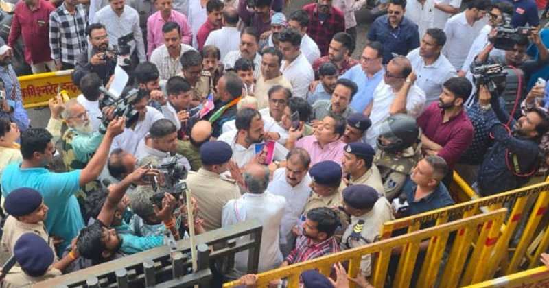 MP News : इंदौर के सीतलामाता बाजार में दिग्विजय सिंह पर चूड़‍ियां फेंकी, बाजार में तनाव