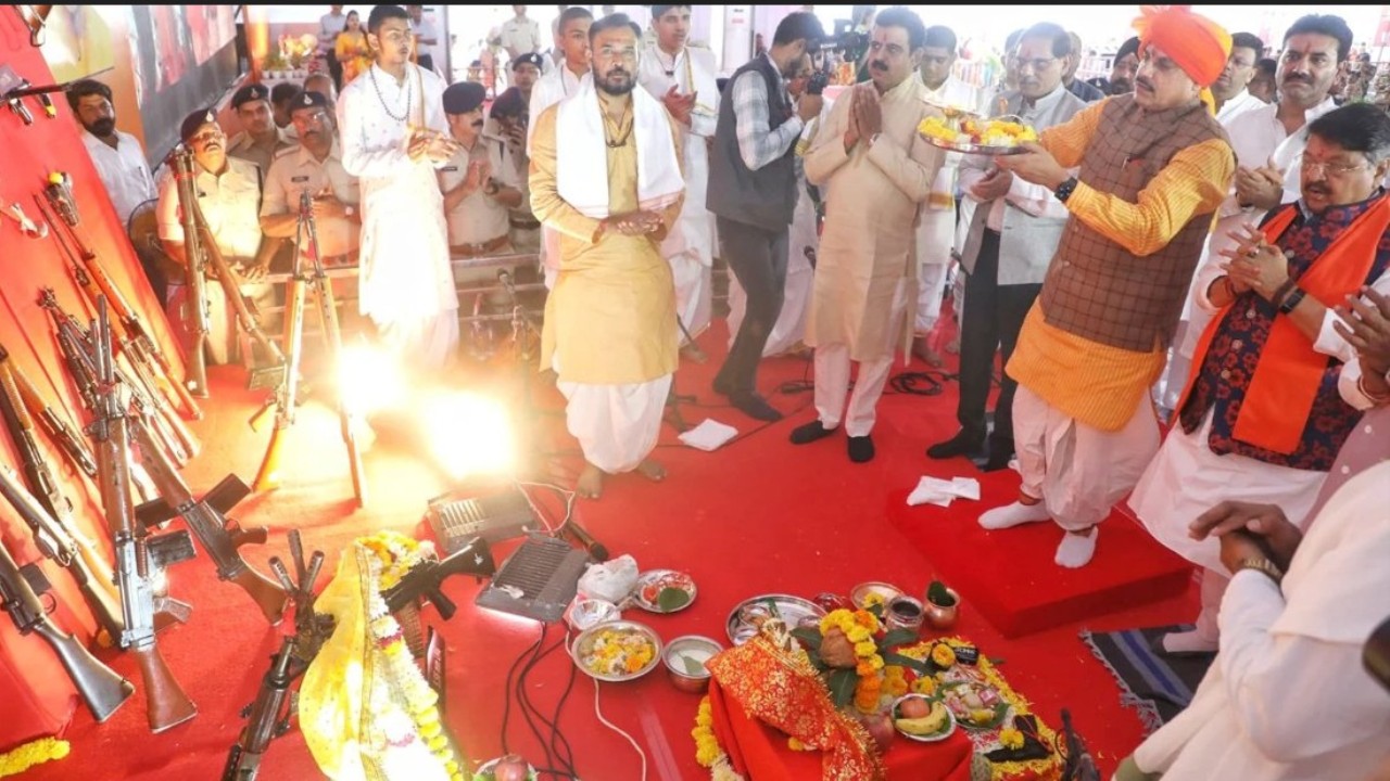 मध्य प्रदेश सीएम मोहन यादव ने इंदौर में किया शस्त्र पूजन, 20 हजार पुलिस भर्ती की घोषणा